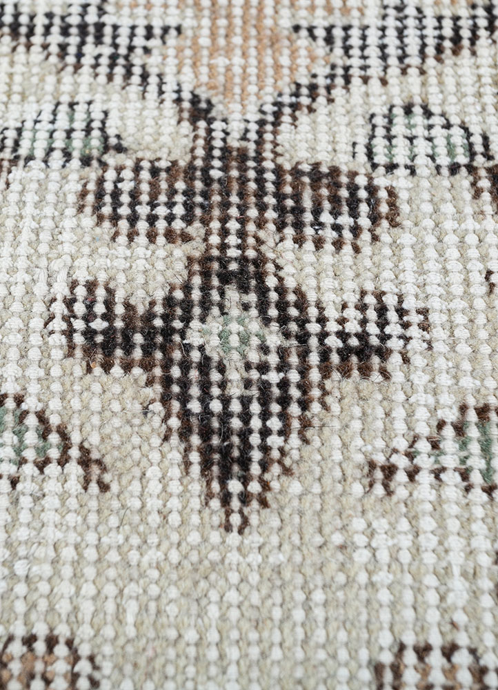 vintage beige and brown wool hand knotted Rug - CloseUp