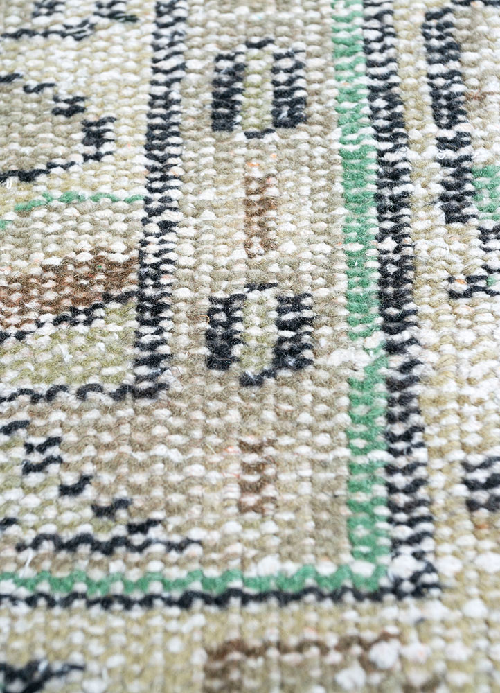 vintage green wool hand knotted Rug - CloseUp