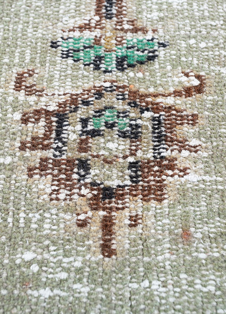 vintage green wool hand knotted Rug - CloseUp