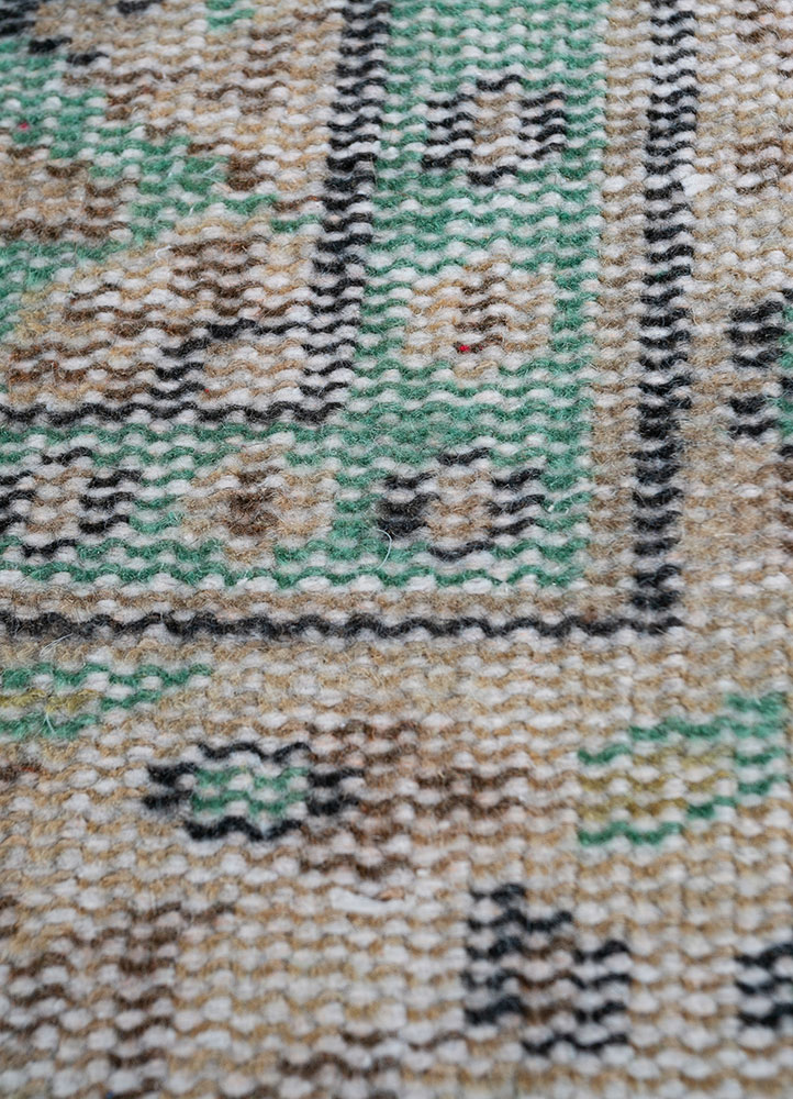 vintage beige and brown wool hand knotted Rug - CloseUp