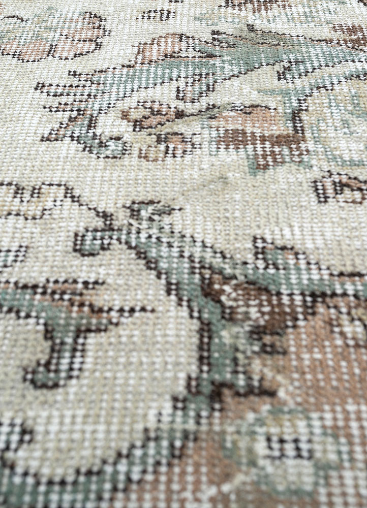 vintage beige and brown wool hand knotted Rug - CloseUp