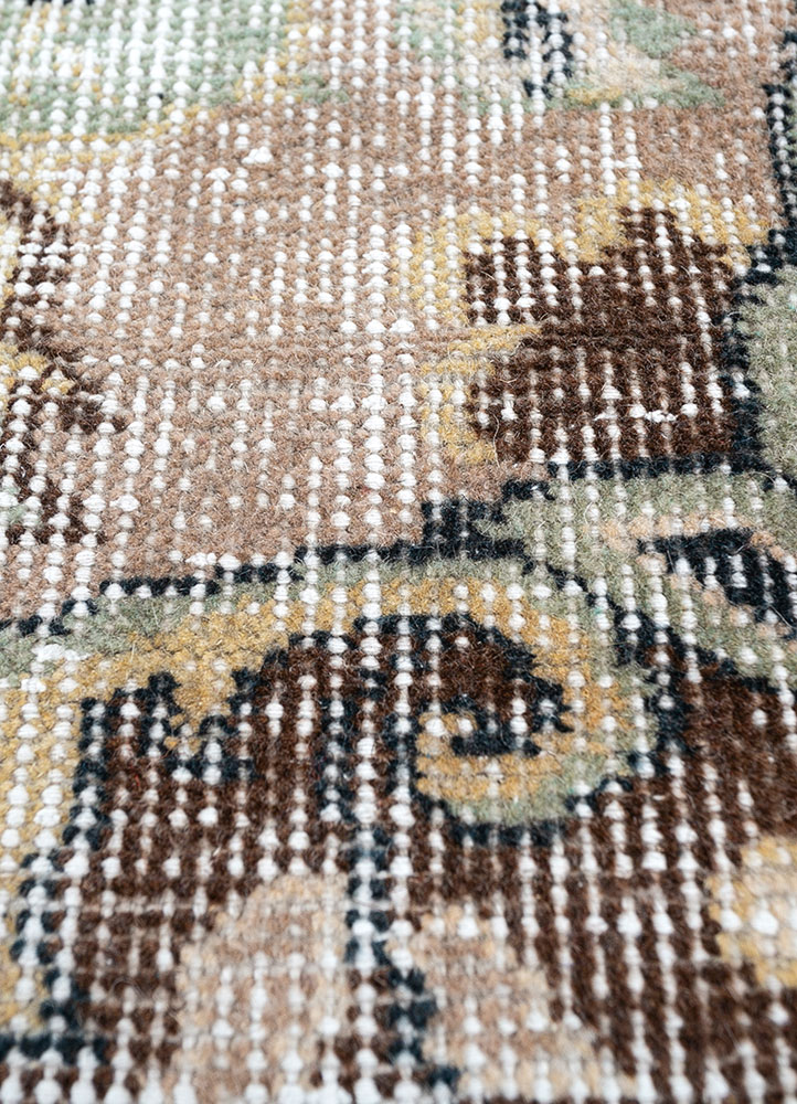 vintage beige and brown wool hand knotted Rug - CloseUp
