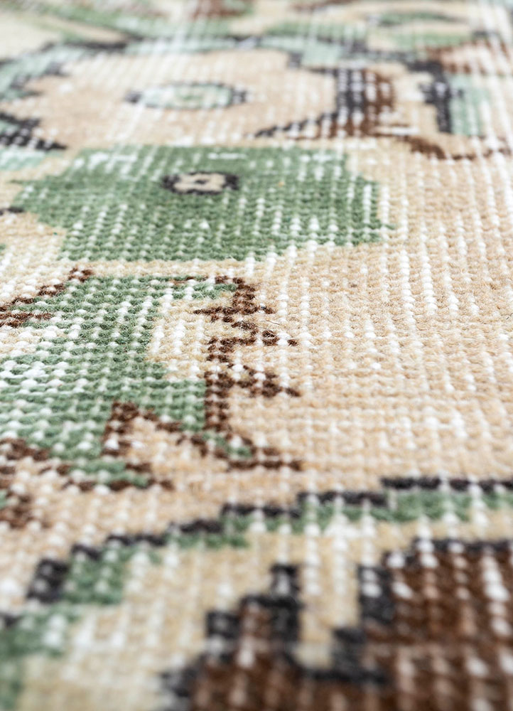 vintage beige and brown wool hand knotted Rug - CloseUp