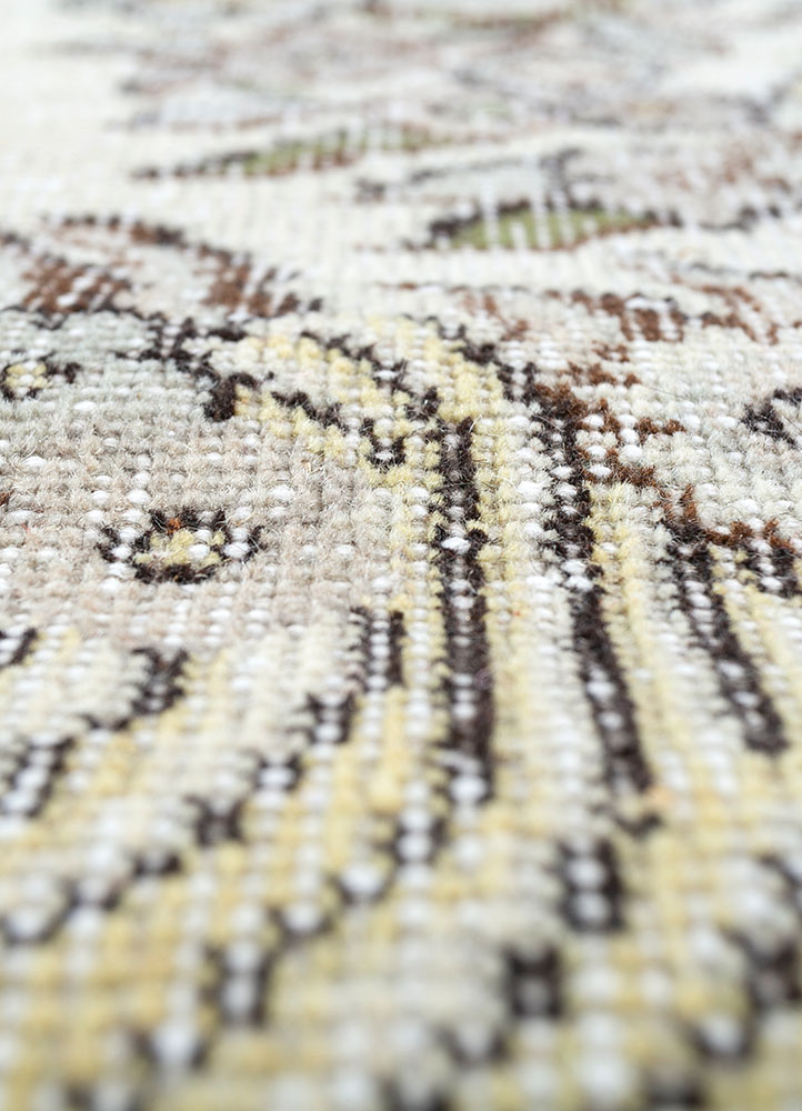 vintage beige and brown wool hand knotted Rug - CloseUp