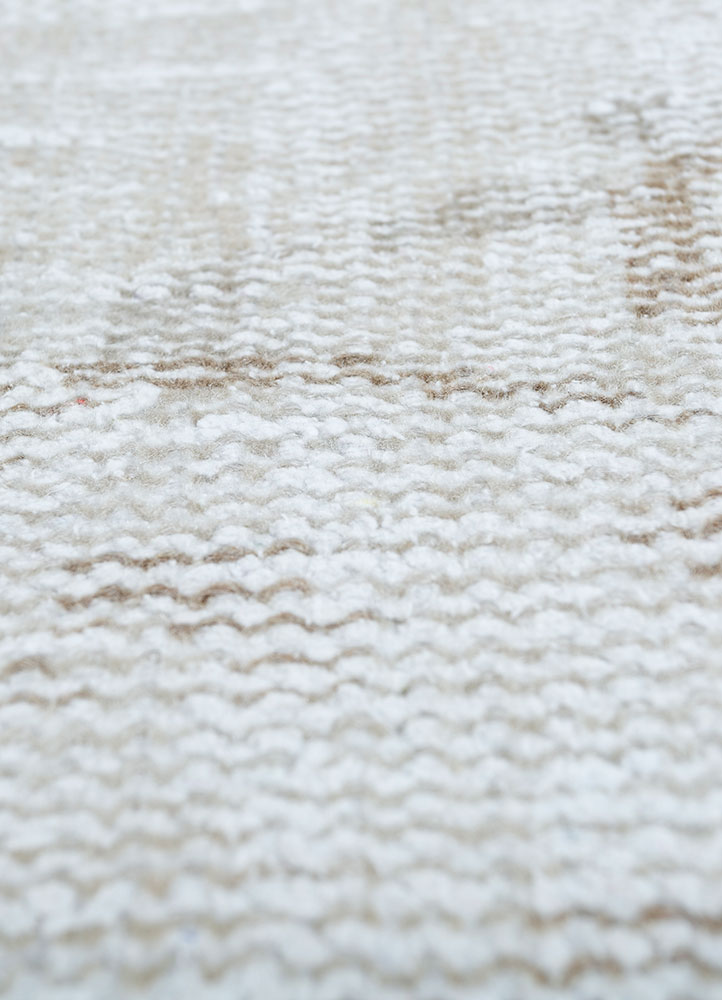vintage ivory wool hand knotted Rug - CloseUp