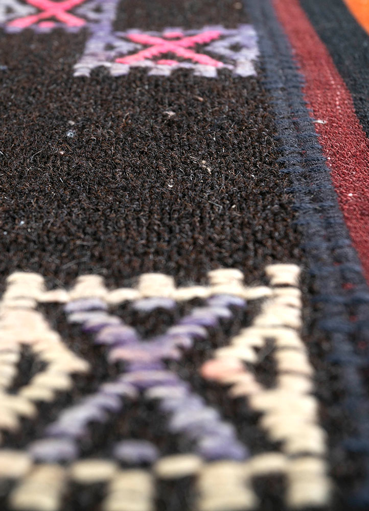 provenance grey and black wool hand knotted Rug - CloseUp