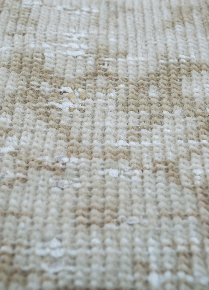vintage ivory wool hand knotted Rug - CloseUp