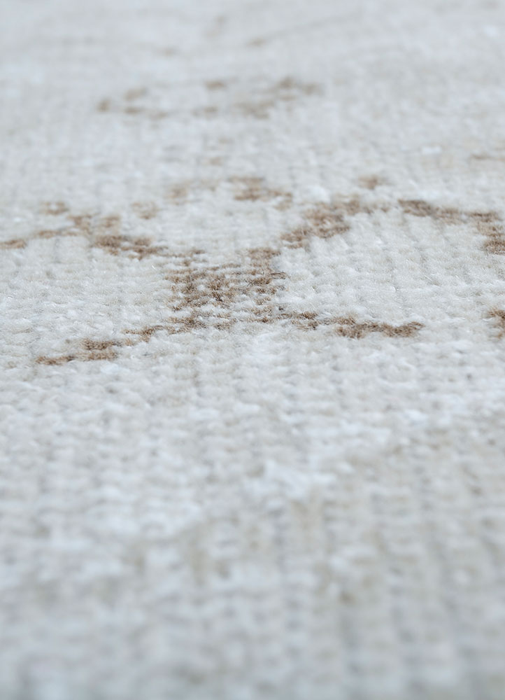 vintage ivory wool hand knotted Rug - CloseUp