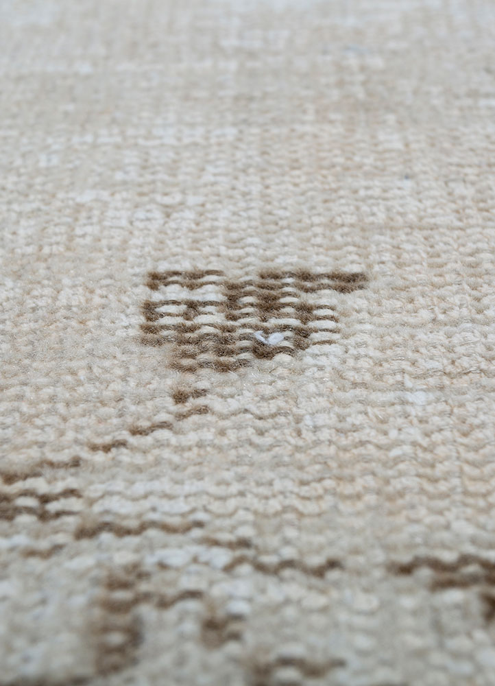 vintage beige and brown wool hand knotted Rug - CloseUp