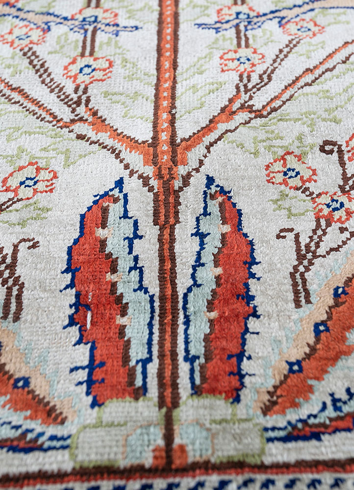 gulmarg red and orange silk hand knotted Rug - CloseUp