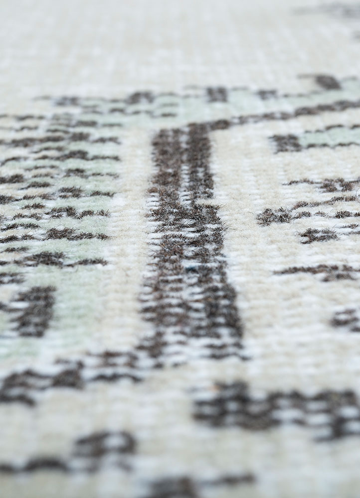 vintage ivory wool hand knotted Rug - CloseUp