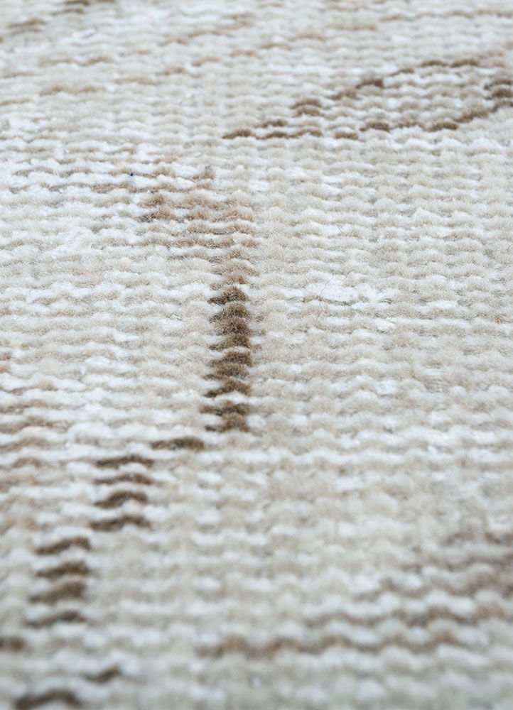 vintage ivory wool hand knotted Rug - CloseUp