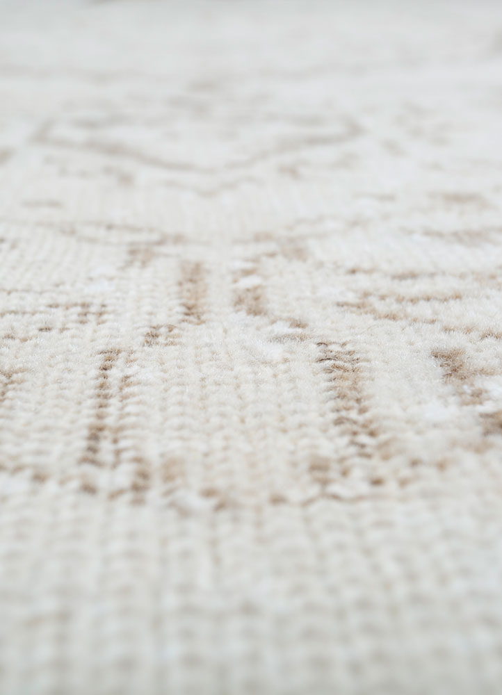 vintage ivory wool hand knotted Rug - CloseUp