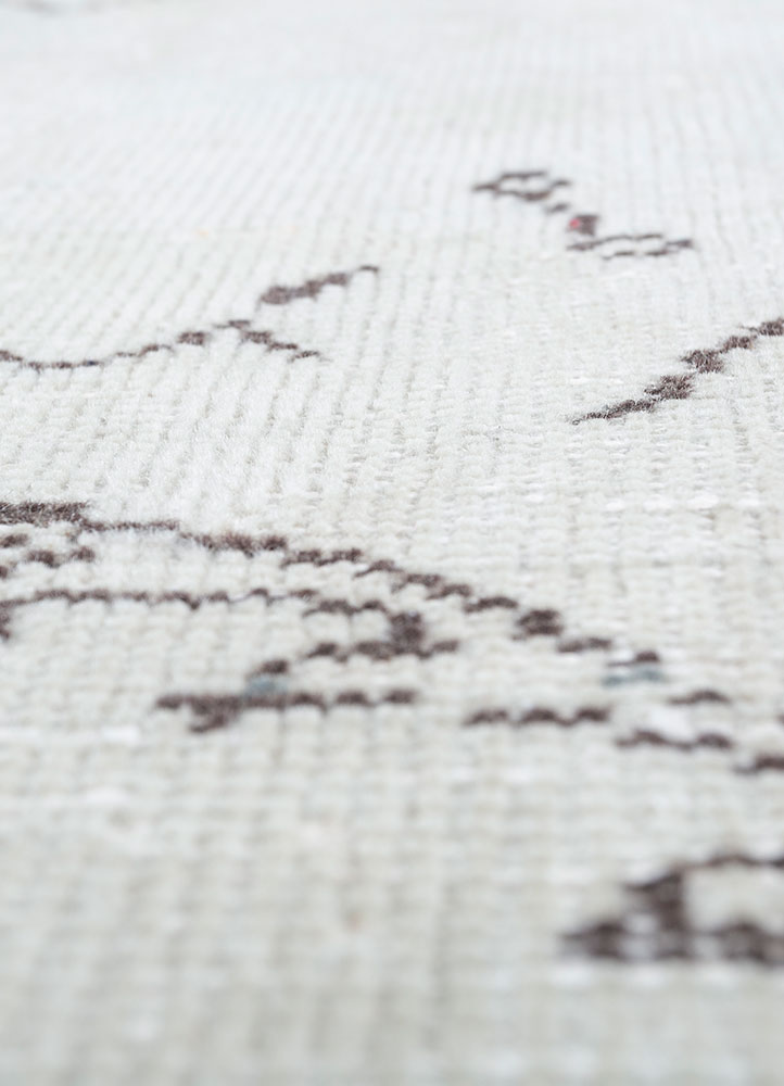 vintage ivory wool hand knotted Rug - CloseUp