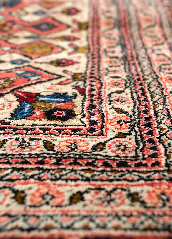 gulmarg ivory silk hand knotted Rug - CloseUp