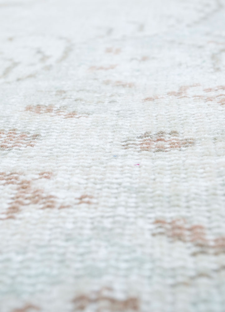 vintage ivory wool hand knotted Rug - CloseUp