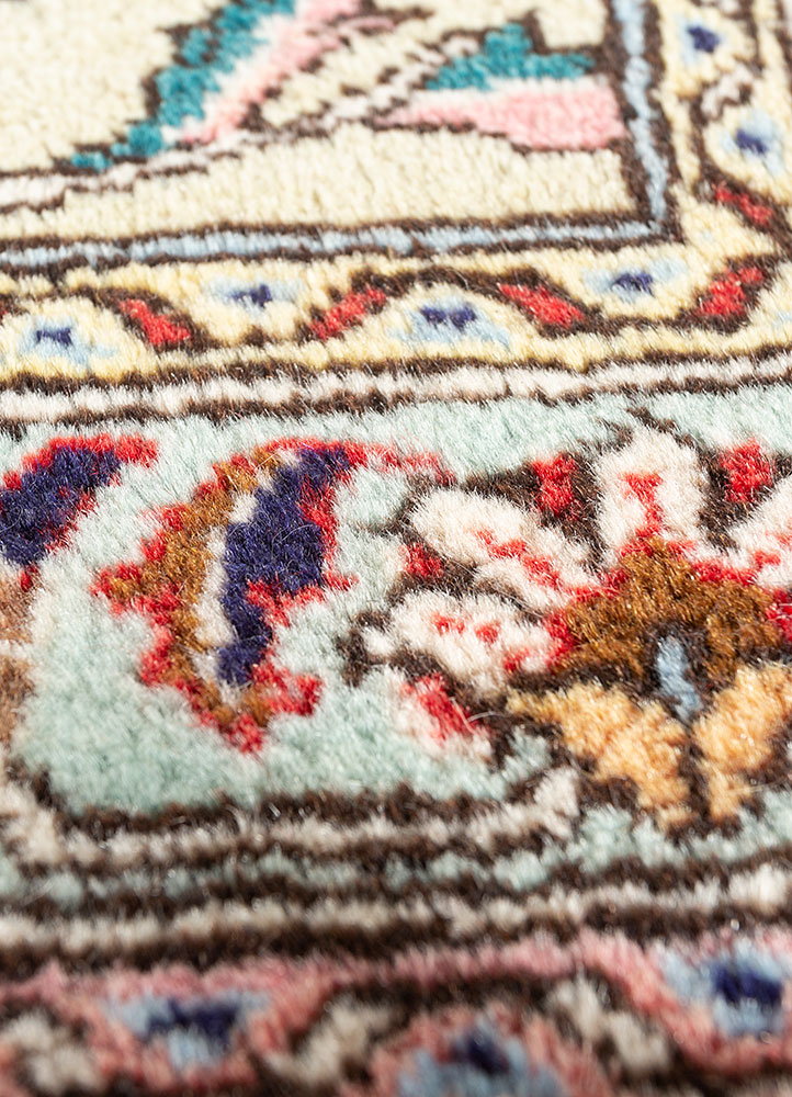 aalam gold wool hand knotted Rug - CloseUp