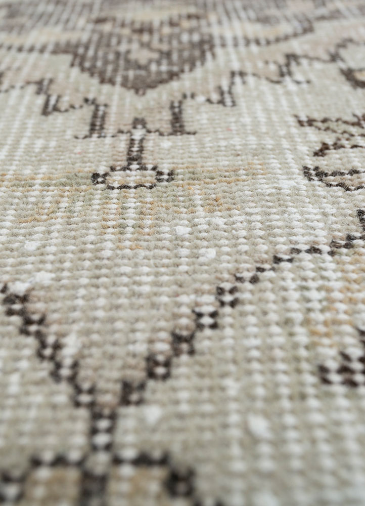 vintage beige and brown wool hand knotted Rug - CloseUp