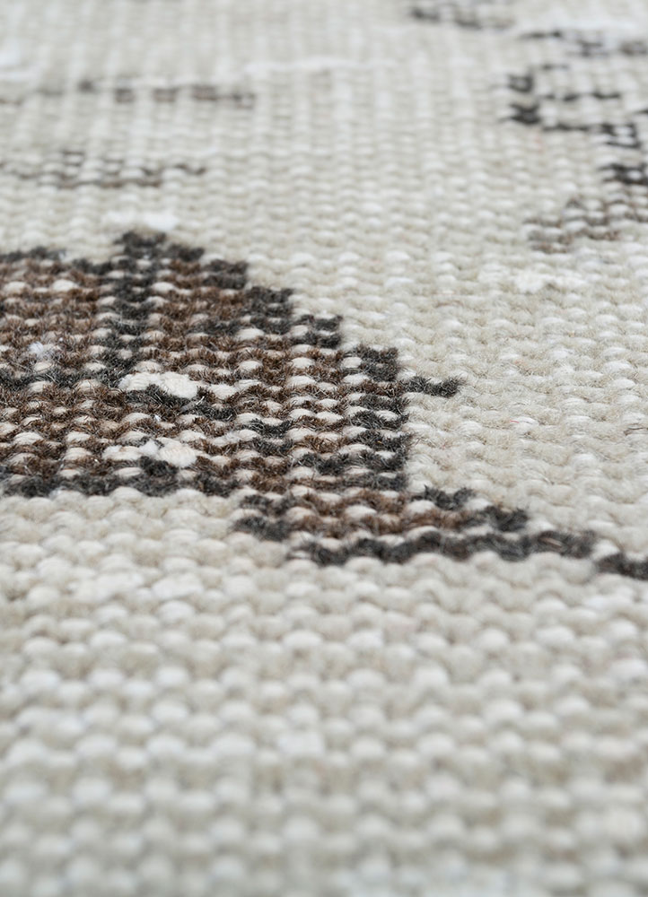 vintage ivory wool hand knotted Rug - CloseUp