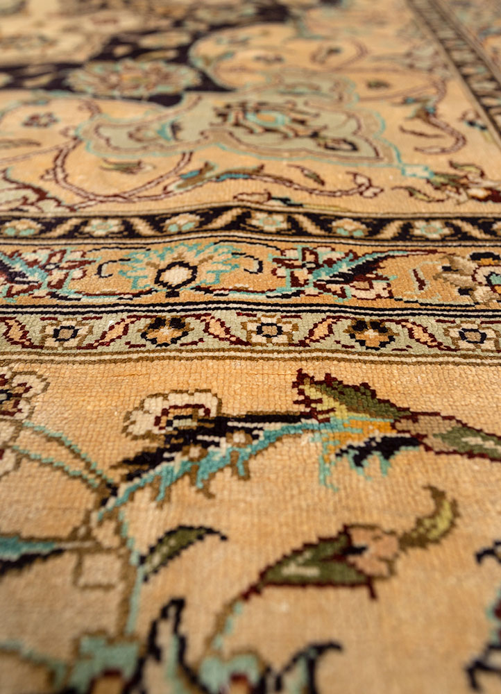 aalam gold wool hand knotted Rug - CloseUp
