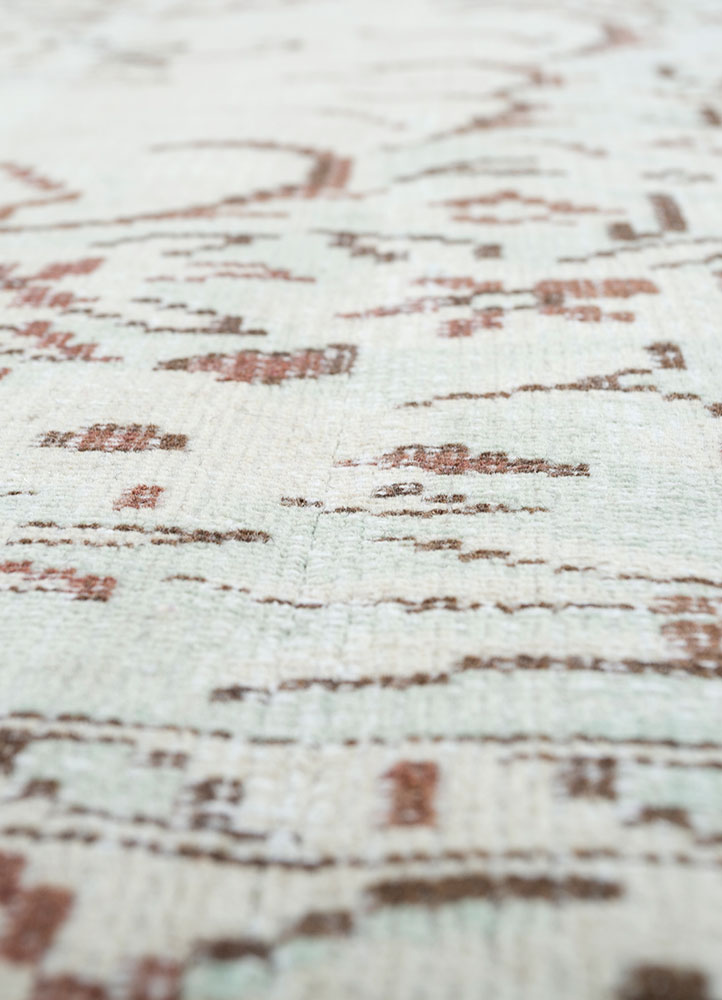 vintage ivory wool hand knotted Rug - CloseUp