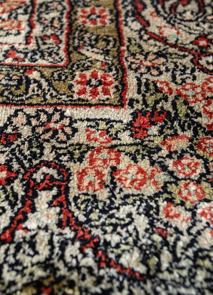 gulmarg red and orange silk hand knotted Rug - CloseUp
