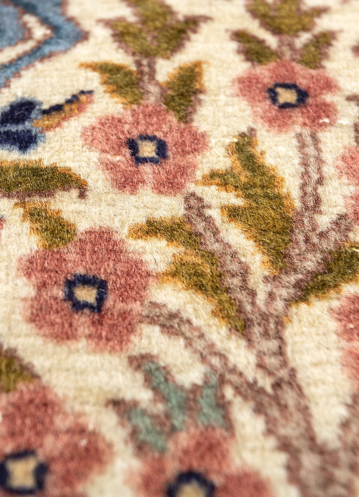 aalam gold wool hand knotted Rug - CloseUp