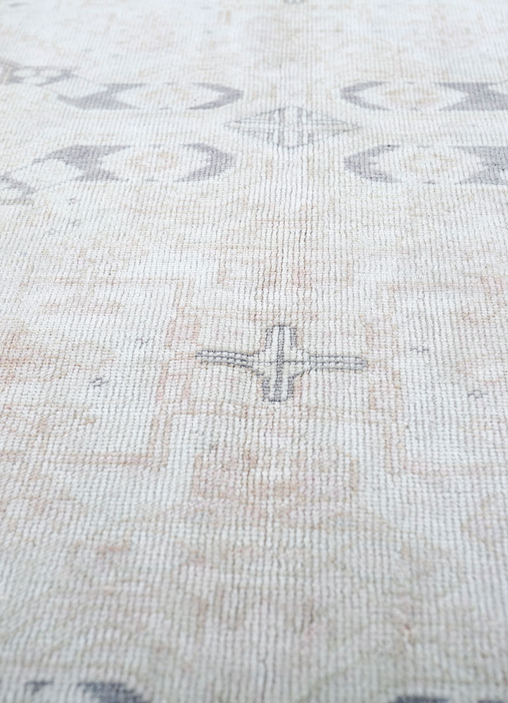 vintage ivory wool hand knotted Rug - CloseUp