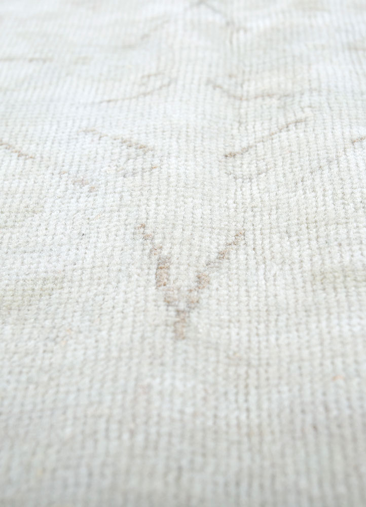 vintage ivory wool hand knotted Rug - CloseUp