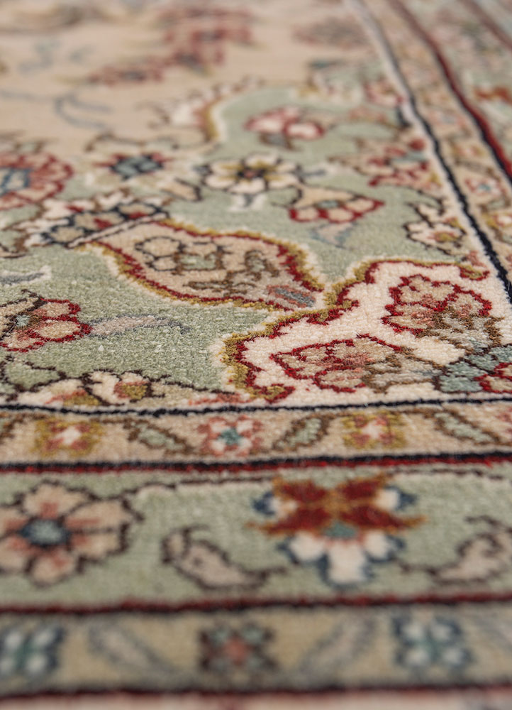 gulmarg red and orange silk hand knotted Rug - CloseUp