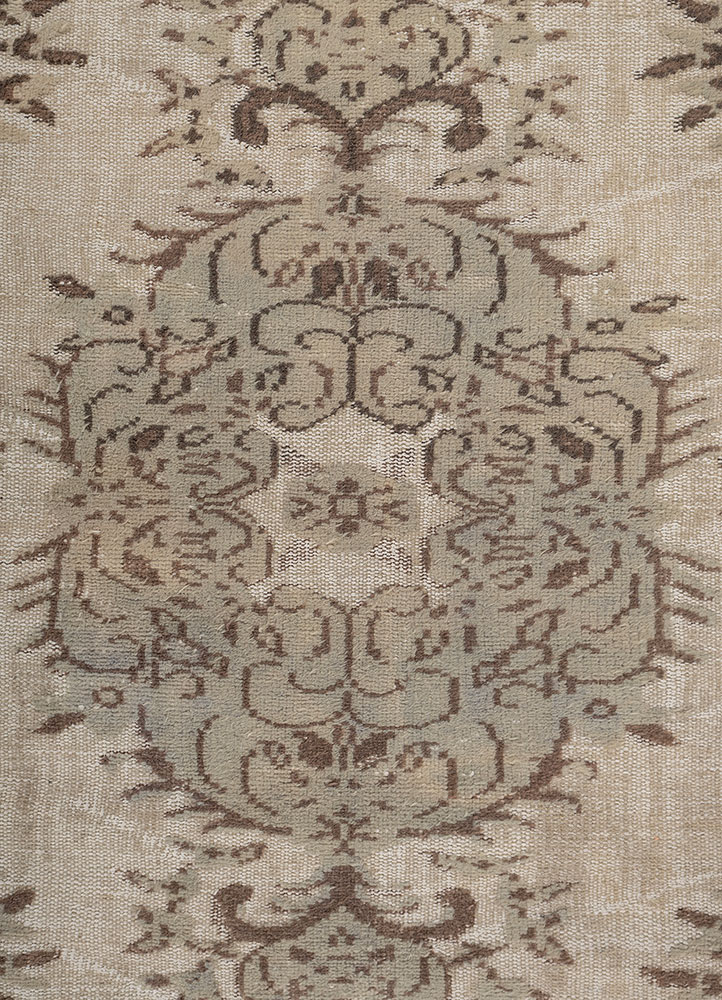 vintage ivory wool hand knotted Rug - CloseUp