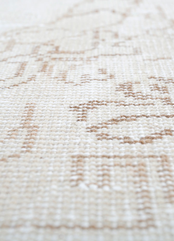 vintage ivory wool hand knotted Rug - CloseUp