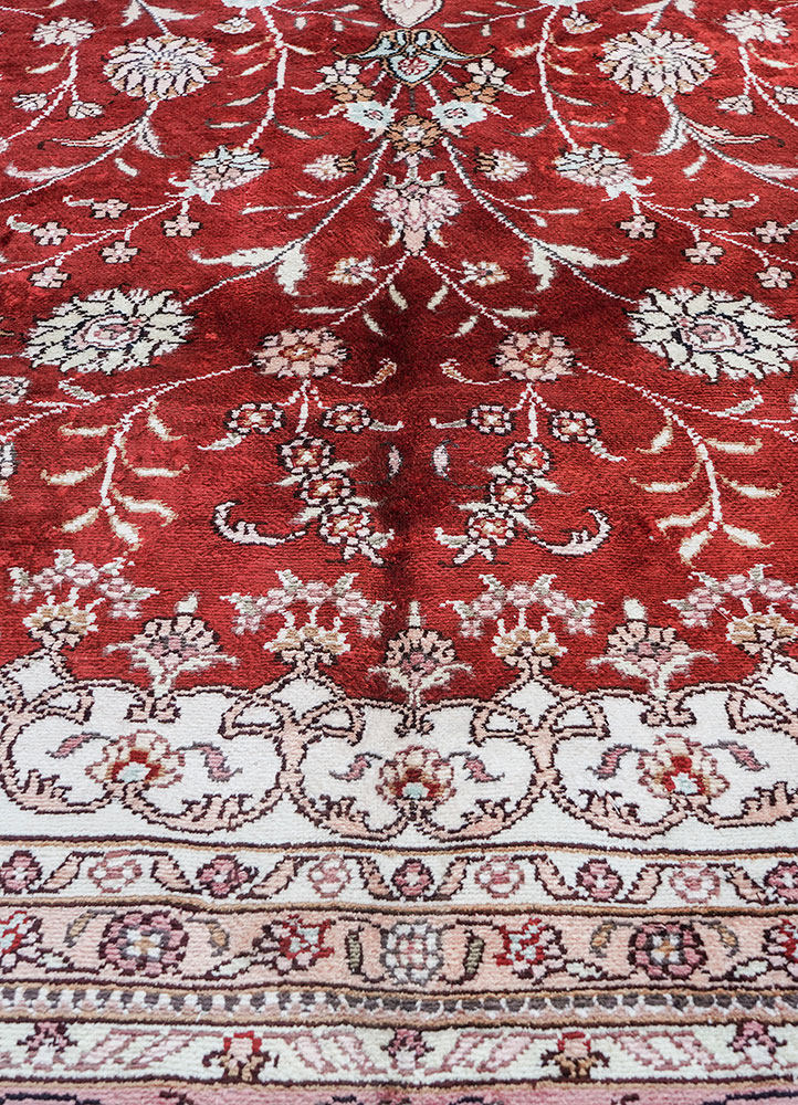 gulmarg red and orange silk hand knotted Rug - CloseUp