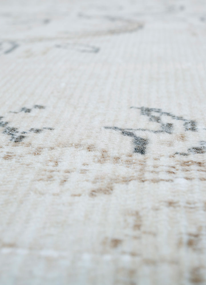 vintage ivory wool hand knotted Rug - CloseUp
