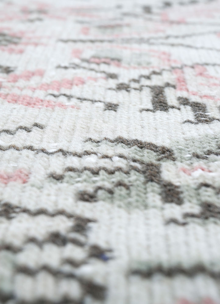 vintage ivory wool hand knotted Rug - CloseUp