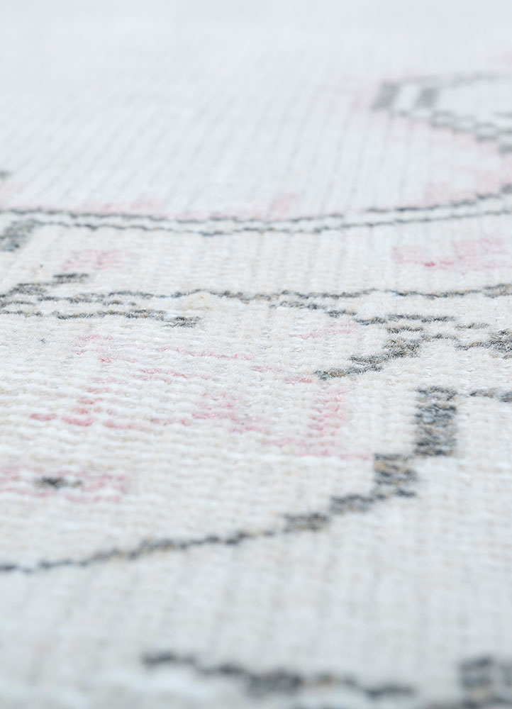 vintage ivory wool hand knotted Rug - CloseUp