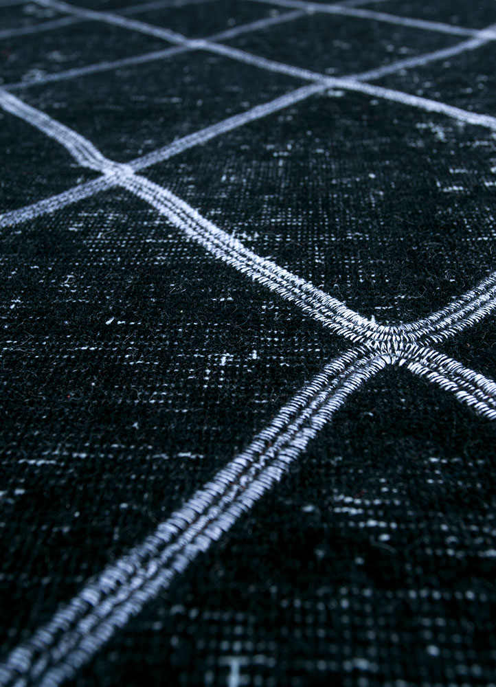 lacuna grey and black wool hand knotted Rug - CloseUp