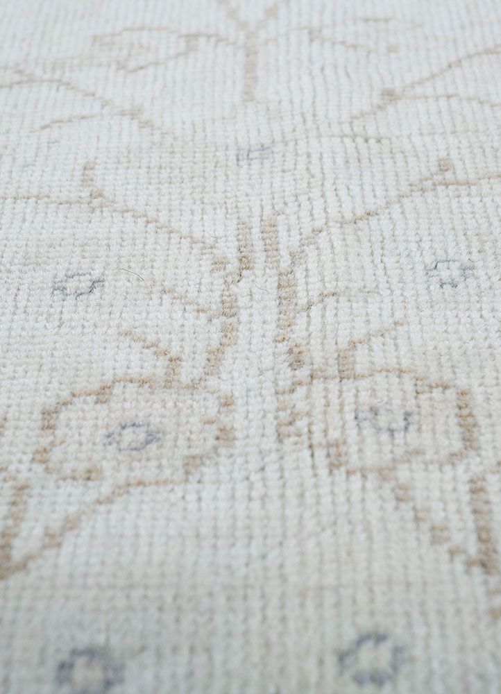 vintage ivory wool hand knotted Rug - CloseUp