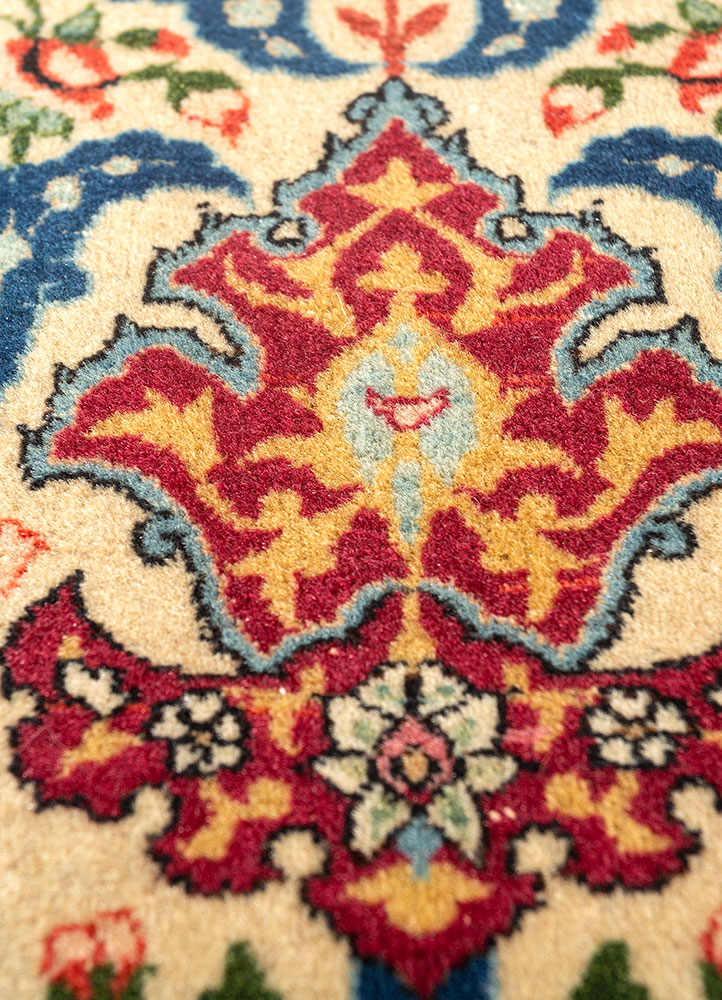 aalam ivory wool hand knotted Rug - CloseUp