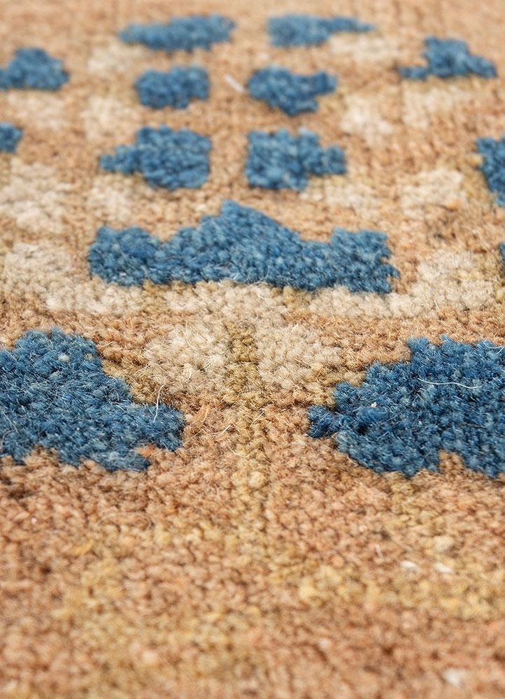 aalam gold wool hand knotted Rug - CloseUp