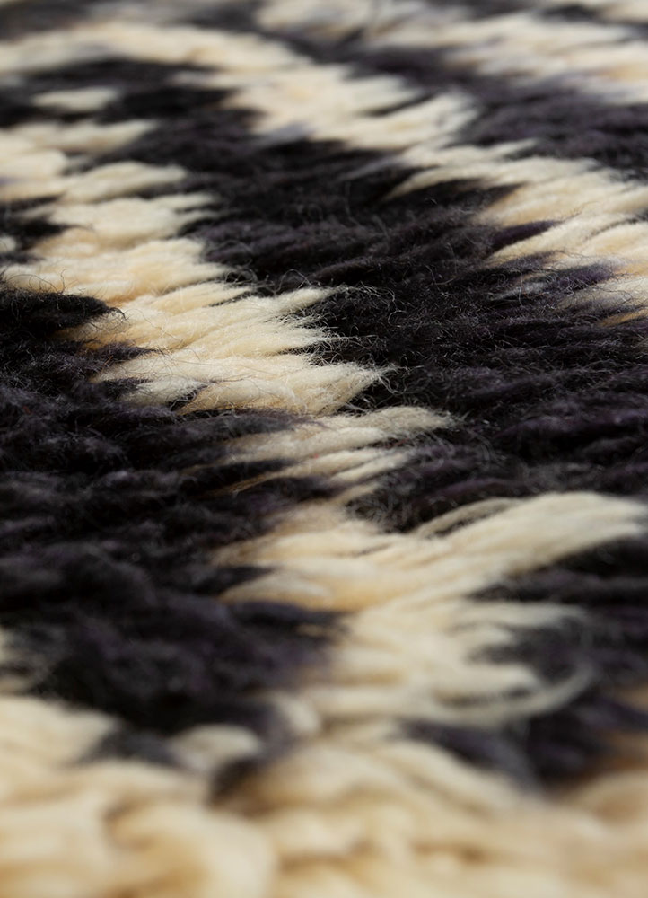 zuri ivory wool hand knotted Rug - CloseUp