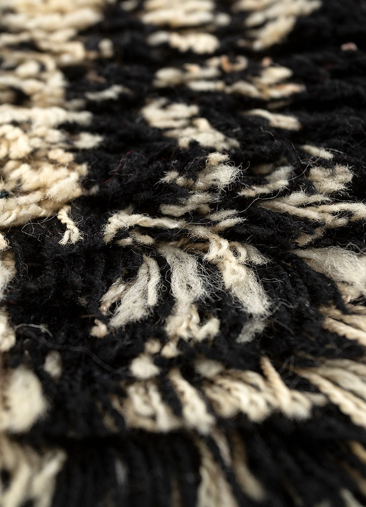zuri grey and black wool hand knotted Rug - CloseUp