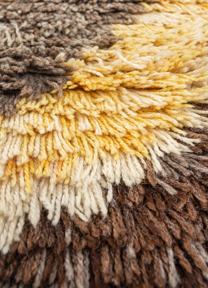 zuri gold wool hand knotted Rug - CloseUp