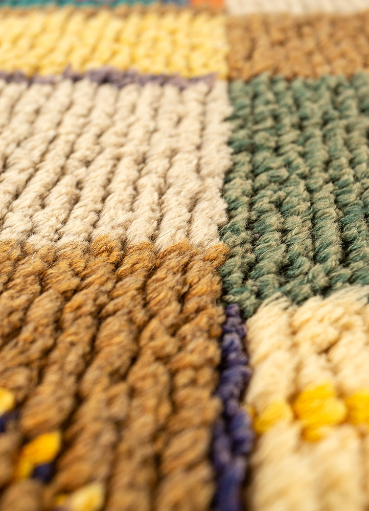 zuri gold wool hand knotted Rug - CloseUp