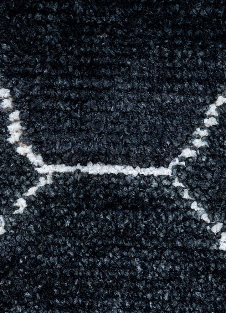 indusbar grey and black viscose hand loom Rug - CloseUp