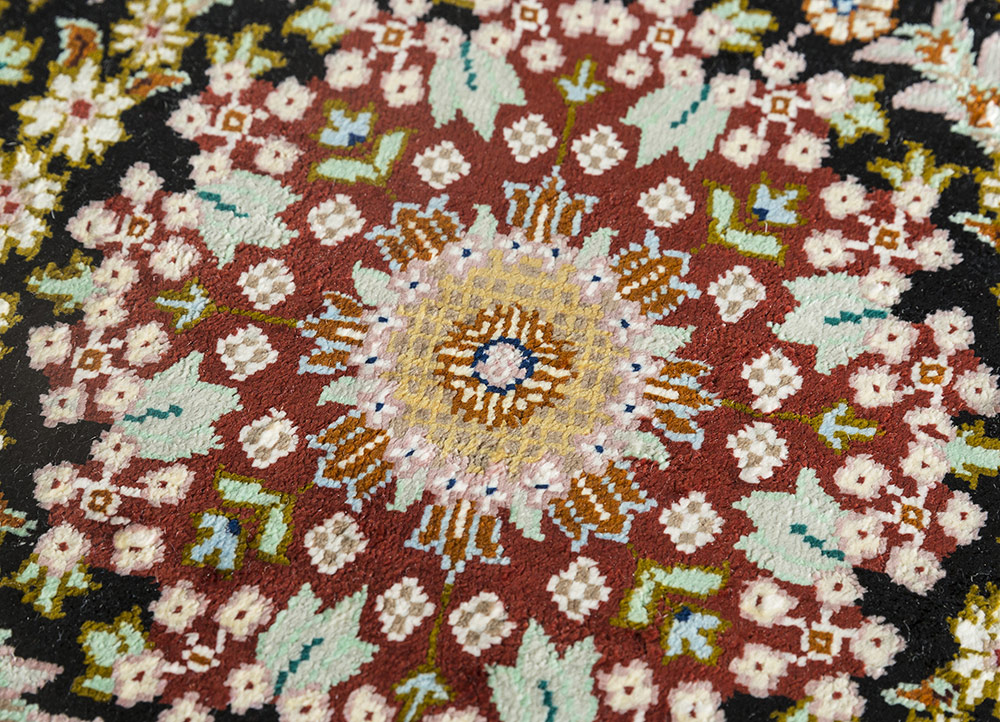 gulmarg red and orange silk hand knotted Rug - CloseUp