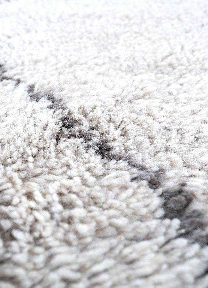 zuri grey and black wool hand knotted Rug - CloseUp