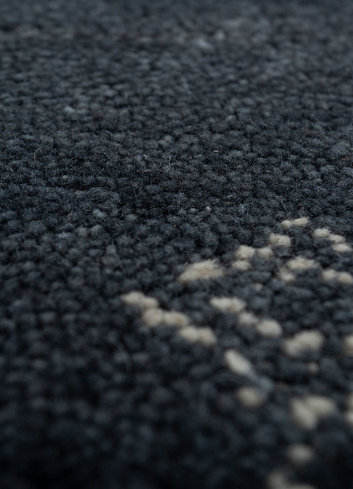 zuri grey and black wool hand knotted Rug - CloseUp
