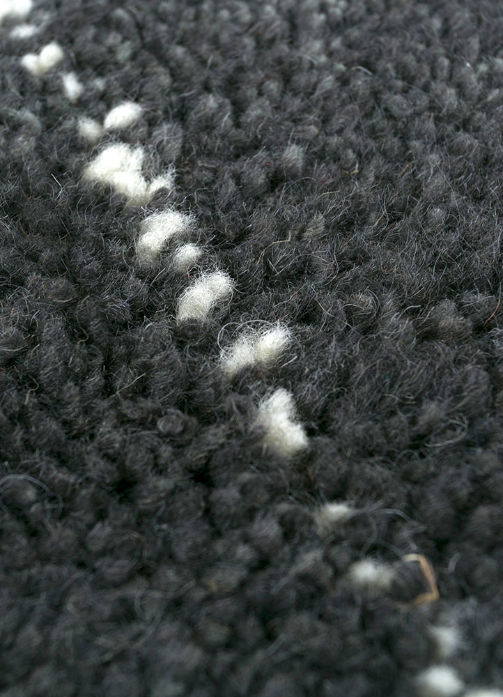 zuri grey and black wool hand knotted Rug - CloseUp