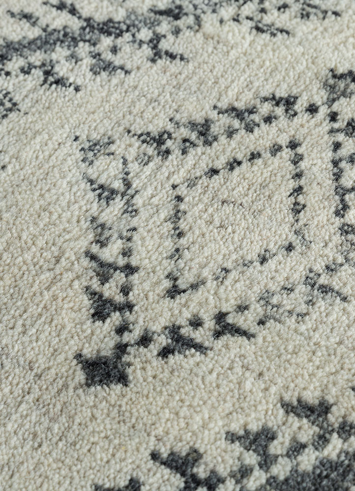 zuri grey and black wool hand knotted Rug - CloseUp